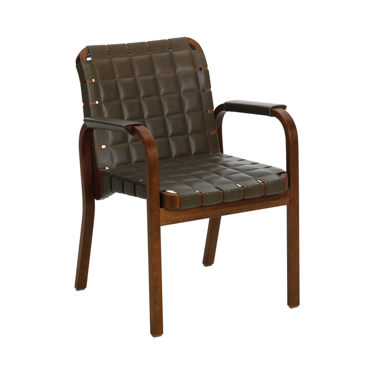 Spisestol Armchair 45 fra Artek: Valnøttfarget bjørk med grønt quiltet skinn (olive) og armlener i skinn