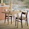 Det finnes også tre tofargede varianter av Aalto Table Foldable fra Artek, i toner av brunt, grønt og blått. De tofargede variantene er inspirert av vintage Aalto-foldebord og finnes kun i et begrenset opplag.