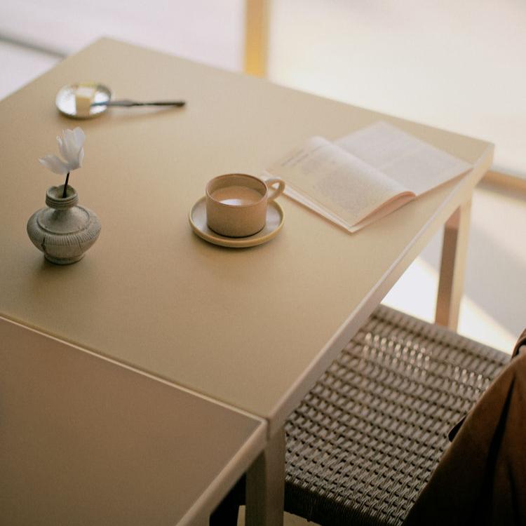 Begrenset opplag: Foldebord Aalto Table Foldable DL81C fra Artek, i heltre bjørk med bordplate i tofarget linoleum (Clay /Walnut)