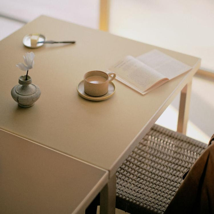 Begrenset opplag: Foldebord Aalto Table Foldable DL81C fra Artek, i heltre bjørk med bordplate i tofarget linoleum (Clay /Walnut)