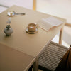 Begrenset opplag: Foldebord Aalto Table Foldable DL81C fra Artek, i heltre bjørk med bordplate i tofarget linoleum (Clay /Walnut)