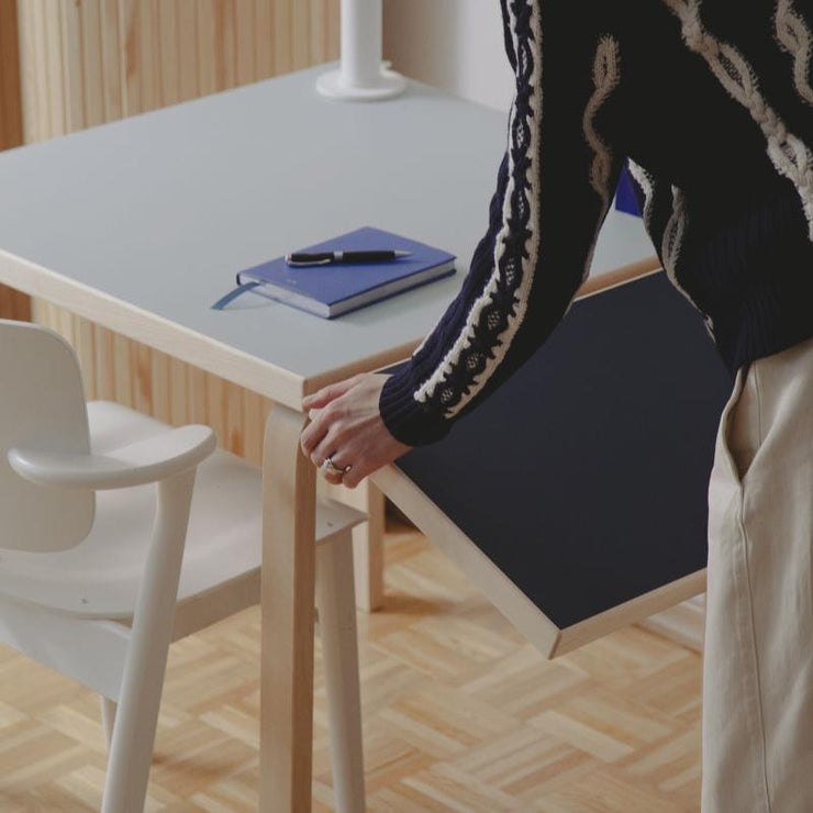 Begrenset opplag: Foldebord Aalto Table Foldable DL81C fra Artek, i heltre bjørk med bordplate i tofarget linoleum (Vapour /Smokey Blue)