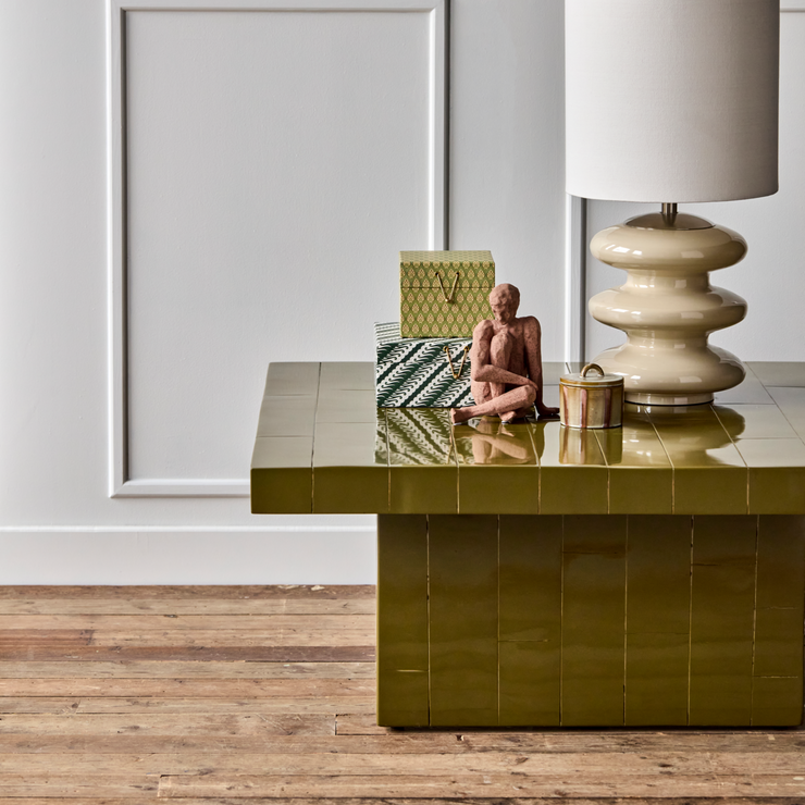 Ute etter et sofabord med wow-faktor? Sofabordet Brick fra House Doctor bringer både særpreg og en fin dybde inn i stuen! Bordet er dekorert med håndlagde ‘fliser’ (paneler) av mangotre, lakkert med en elegant høyglanset finish og kommer i fire fine farger. Her i grønt.