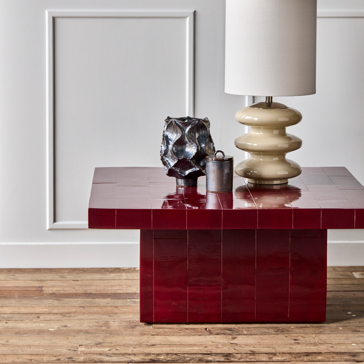 Det grønne og røde bordet er kvadratiske, mens det svarte og sandfargede er avlange i formen med tverrgående ben.