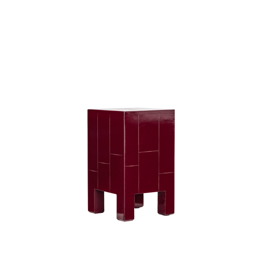 Sidebordet Brick fra House Doctor er dekorert med håndlagde ‘fliser’ (paneler) av mangotre, lakkert med en elegant høyglanset finish og kommer i to fine farger – en dyprød variant og en lys sandfarget variant.