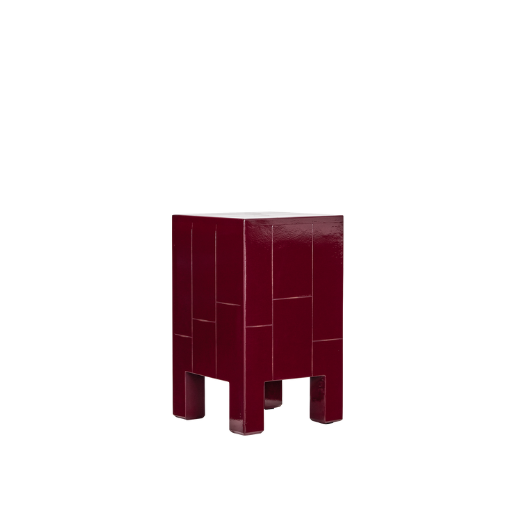 Sidebordet Brick fra House Doctor er dekorert med håndlagde ‘fliser’ (paneler) av mangotre, lakkert med en elegant høyglanset finish og kommer i to fine farger – en dyprød variant og en lys sandfarget variant.