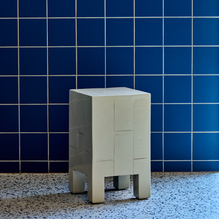 Kombinasjonen av glans og struktur gjør disse sidebordene ekstra iøynefallende og illusjonen av at dette er et flislagt bord tilfører et moderne og litt lekent element til interiøret. Den høyglansede overflaten fanger lyset på vakkert vis og gir en luksuriøs og karakteristisk finish, som vi liker veldig godt.