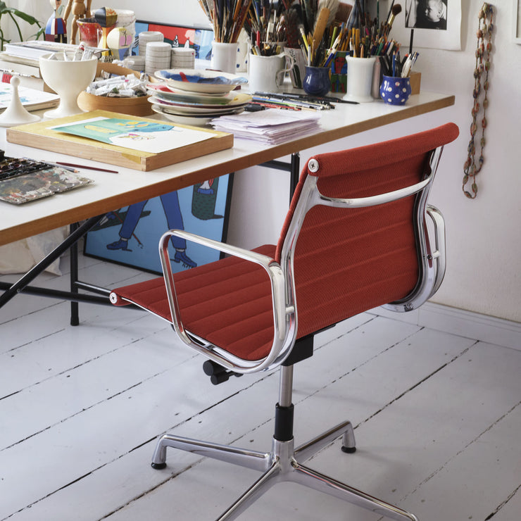 Den ikoniske Aluminium Chair fra Vitra, ble designet av Charles og Ray Eames i 1958. Dette er en klassiker som kommer til å bo med deg for alltid, og den er perfekt hvis du vil gjøre en investering som gjør det ekstra komfortabelt og stilfullt på hjemmekontoret. Denne modellen er elegant, og har vakre linjer og eksklusive detaljer.