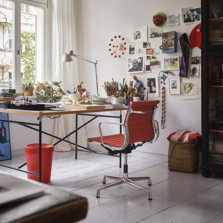 Kontorstolen Aluminium Chair fra Vitra kan du leve lenge med.