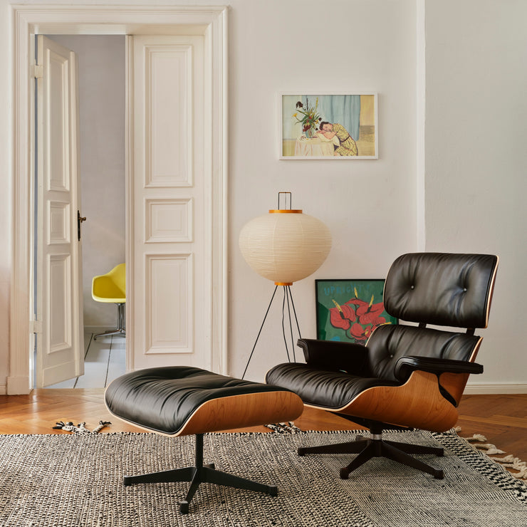 To ikoner fra Vitra: Gulvlampe Akari Light 10A og lenestolen Eames Lounge Chair