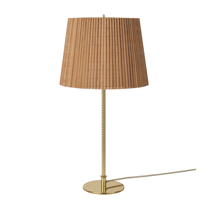 Bordlampen 9205 med skjerm laget av bambuslameller. Lamellene er håndsydd for å lage en plissert og elegant skjerm. Den vakre lampefoten i messing er håndfrest av en smed.