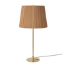 Bordlampen 9205 med skjerm laget av bambuslameller. Lamellene er håndsydd for å lage en plissert og elegant skjerm. Den vakre lampefoten i messing er håndfrest av en smed.