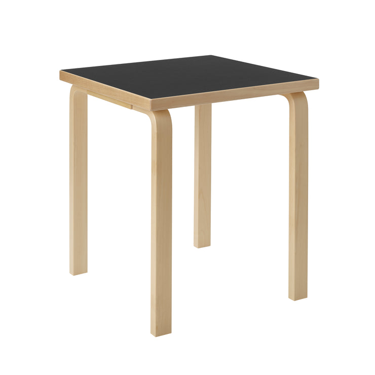 Spisebord Aalto Table 80C fra Artek, kvadratisk, i heltre bjørk med bordplate i svart linoleum.