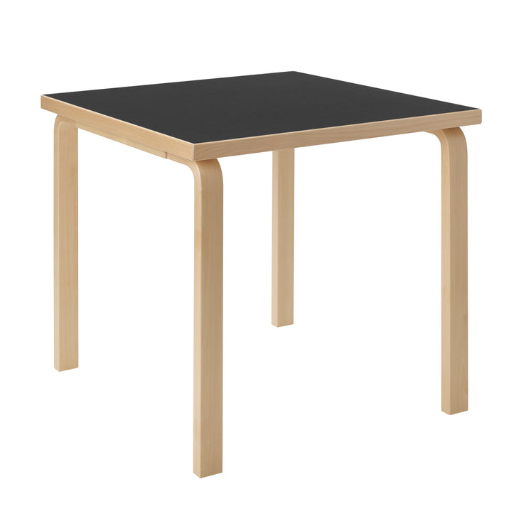 Spisebord Aalto Table 81C fra Artek, kvadratisk, i heltre bjørk med bordplate i svart linoleum.