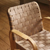 Den karakterfulle spisestolen Armchair 45, designet av den ikoniske finske designeren og arkitekten Alvar Aalto i 1947 har nå blitt relansert hos Artek – og det er vi veldig glade for! Dette er nemlig en sann skatt fra Arteks arkiver og Mid Century Modern-epoken.