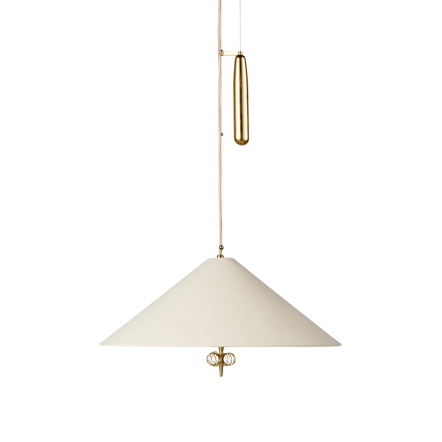 Takpendelen 1967 ble designet av den ikoniske finske designeren Paavo Tynell på 50-tallet, men er nå relansert av Gubi. Og det er vi så glade for! Lampen i messing og lys kanvas er elegant og dekorativ, og kommer i to ulike varianter. I den justerbare versjonen er vektloddet laget av en enkelt frest messingblokk og lampehøyden justeres via et trinsesystem.   Slik kan du endre stemningen i rommet etter behov og lyst! 