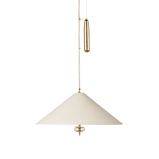 Takpendelen 1967 ble designet av den ikoniske finske designeren Paavo Tynell på 50-tallet, men er nå relansert av Gubi. Og det er vi så glade for! Lampen i messing og lys kanvas er elegant og dekorativ, og kommer i to ulike varianter. I den justerbare versjonen er vektloddet laget av en enkelt frest messingblokk og lampehøyden justeres via et trinsesystem.   Slik kan du endre stemningen i rommet etter behov og lyst! 