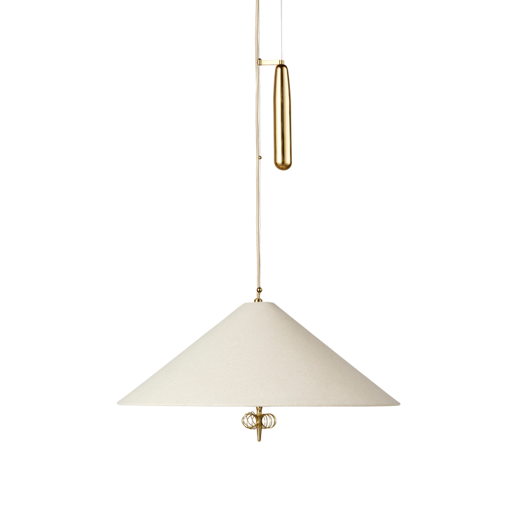 Takpendelen 1967 ble designet av den ikoniske finske designeren Paavo Tynell på 50-tallet, men er nå relansert av Gubi. Og det er vi så glade for! Lampen i messing og lys kanvas er elegant og dekorativ, og kommer i to ulike varianter. I den justerbare versjonen er vektloddet laget av en enkelt frest messingblokk og lampehøyden justeres via et trinsesystem.   Slik kan du endre stemningen i rommet etter behov og lyst! 