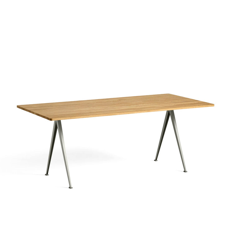 Spisebordet Pyramide Table 02 fra Hay med beige understell og bordplate i lakkert massiv eik. 