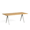 Spisebordet Pyramide Table 02 fra Hay med beige understell og bordplate i lakkert massiv eik. 