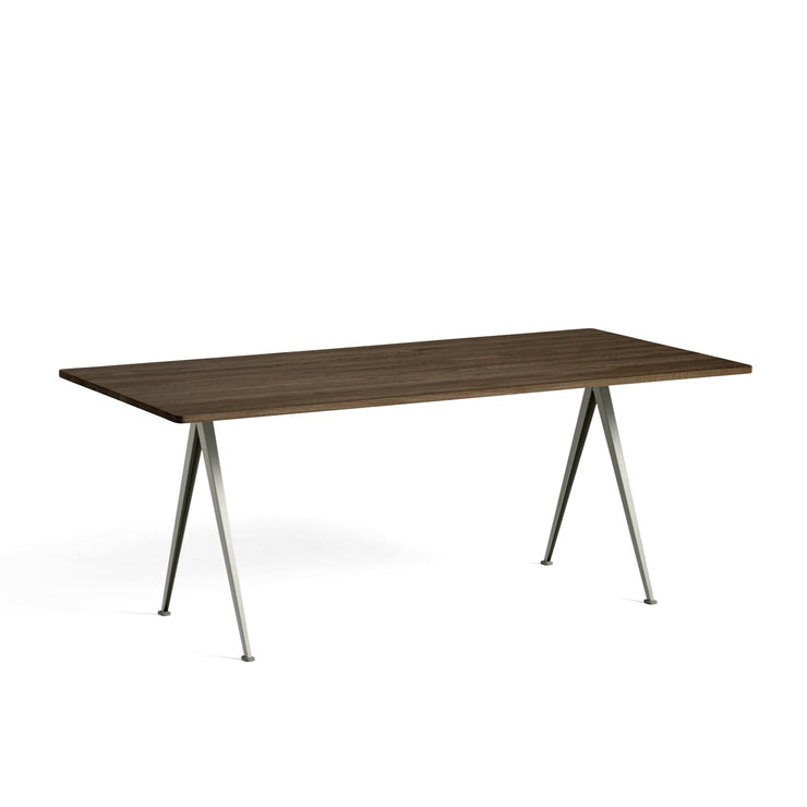 Spisebordet Pyramide Table 02 fra Hay med beige understell og bordplate i røkt oljet massiv eik.