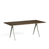Spisebordet Pyramide Table 02 fra Hay med beige understell og bordplate i røkt oljet massiv eik.