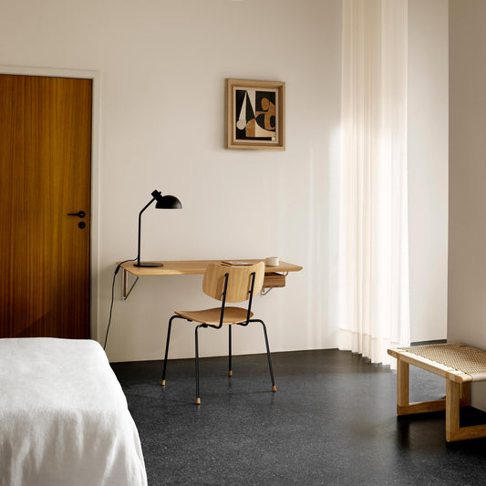 Inspirert av livet i kompakte japanske boliger, har den anerkjente danske designeren Anker Bak utviklet det vegghengte skrivebordet AB019 Wall desk fra Carl Hansen & Søn som kombinerer funksjon og estetikk