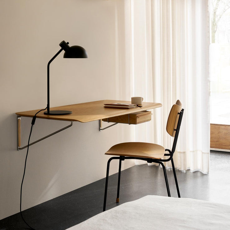 Vegghengt skrivebord AB019 Wall desk i lakkert eik fra Carl Hansen & Søn.