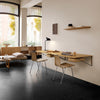 Det vegghengte skrivebordet AB019 Wall desk fra Carl Hansen & Søn har en minimalistisk utforming med gjennomtenkte detaljer: en slank bordplate i eik eller sort laminat med avrundet kant, og diskret veggfester i rustfritt stål som gir et lett, svevende uttrykk. 