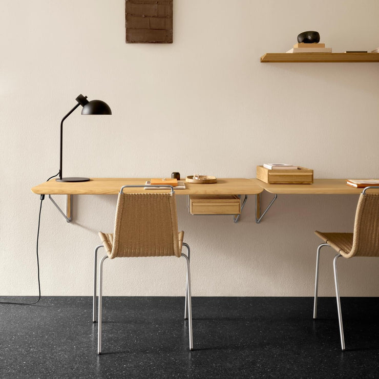 Det vegghengte skrivebordet AB019 Wall desk fra Carl Hansen & Søn har et uttrykk som fungerer like godt i åpne romløsninger med fleksible behov, som på hjemmekontoret med en mer dedikert arbeidssone. 