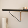 Skruene til det vegghengte skrivebordet AB019 Wall desk fra Carl Hansen & Søn skjules med små lokk i heltre eik – en liten, men viktig detalj som fjerner visuell støy.