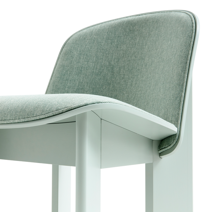 Chisel Lounge Chair fra Hay i bøk i fargen Eucalyptus med tekstil Metaphor 023.