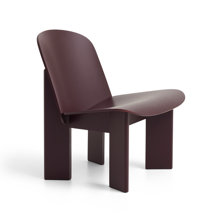 Chisel Lounge Chair fra Hay i bøk i fargen Dark Bordeaux.