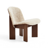 Chisel Lounge Chair fra Hay i valnøtt med saueskinn Mohawi 21.