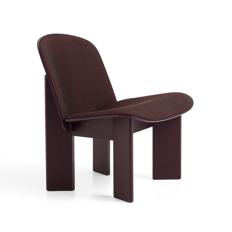 Chisel Lounge Chair fra Hay i bøk i fargen Dark Bordeaux med tekstil Remix 373.