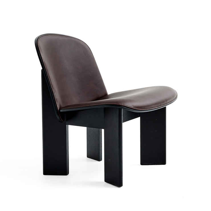 Chisel Lounge Chair fra Hay i eik i fargen Black med skinn Sense Dark Brown.
