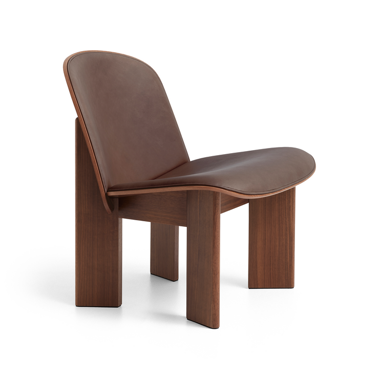Chisel Lounge Chair fra Hay i valnøtt med skinn i fargen Sense Dark Brown.