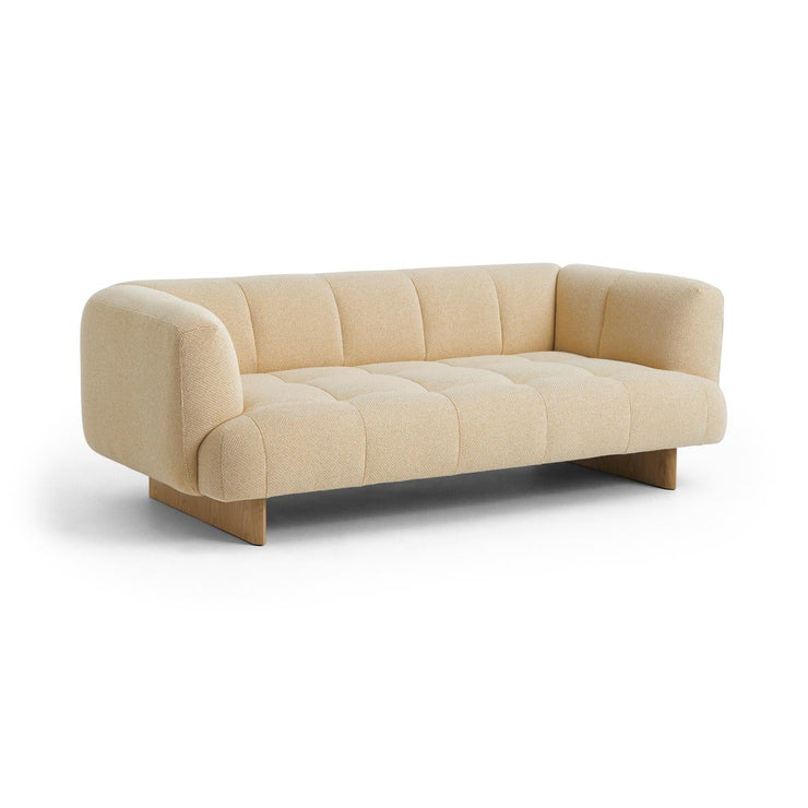 Sofa Quilton Lift fra Hay, 2-seter i tekstil Tartaglia 857 og ben i lakkert eik.