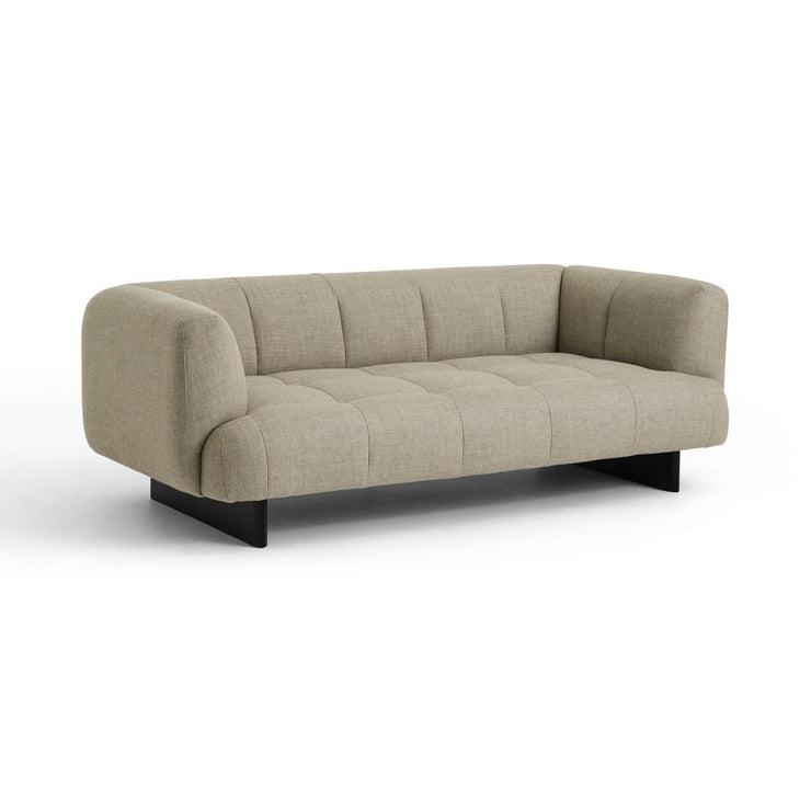 Sofa Quilton Lift fra Hay, 2-seter i tekstil Tadao 720 og ben i svartlakkert eik. 