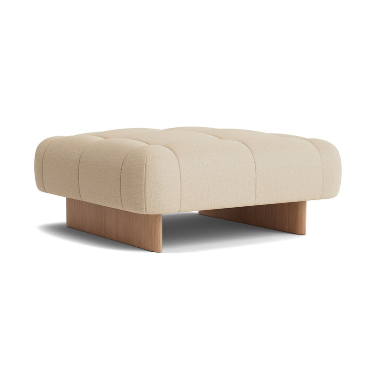 Puff Quilton Lift Ottoman fra Hay i tekstil Hallingdal 220 med ben i lakkert eik.