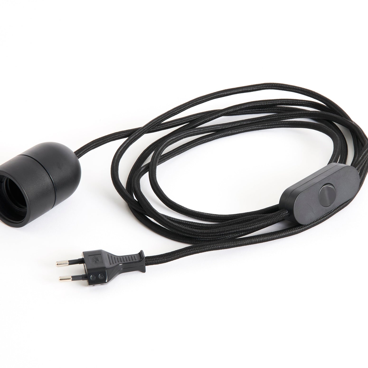 Svart kabelsett: Velg mellom E27 ledning for pendellampe og E27 ledning for bordlampe.