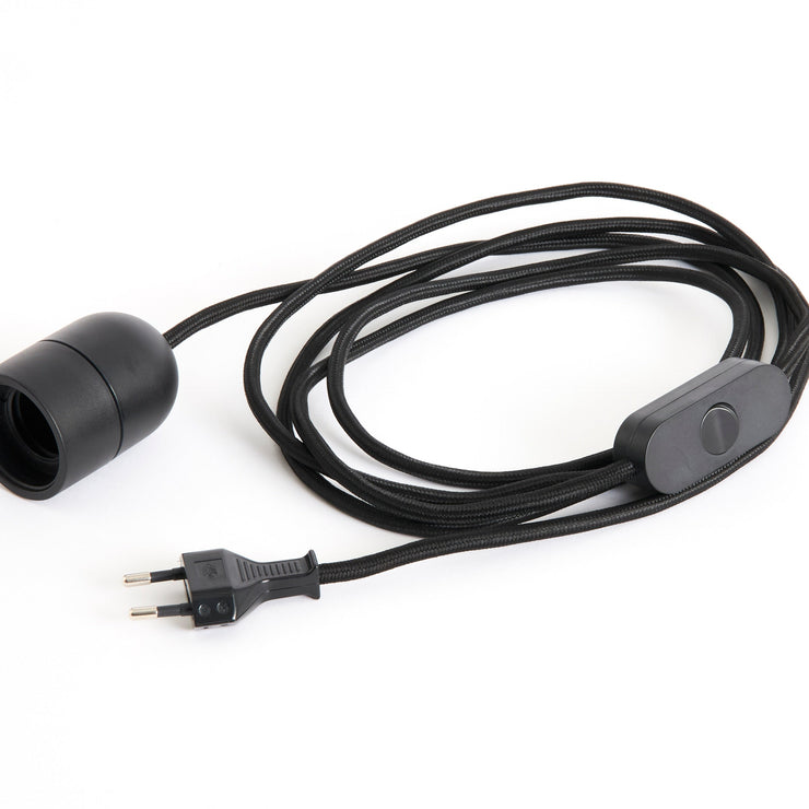 Svart kabelsett: Velg mellom E27 ledning for pendellampe og E27 ledning for bordlampe.