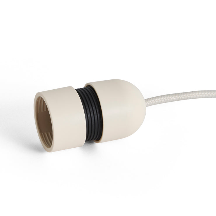 Hvitt kabelsett med takkopp og sokkel til standard E27 lyspære fra Hay (farge Clay White)