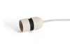 Hvitt kabelsett med takkopp og sokkel til standard E27 lyspære fra Hay (farge Clay White)