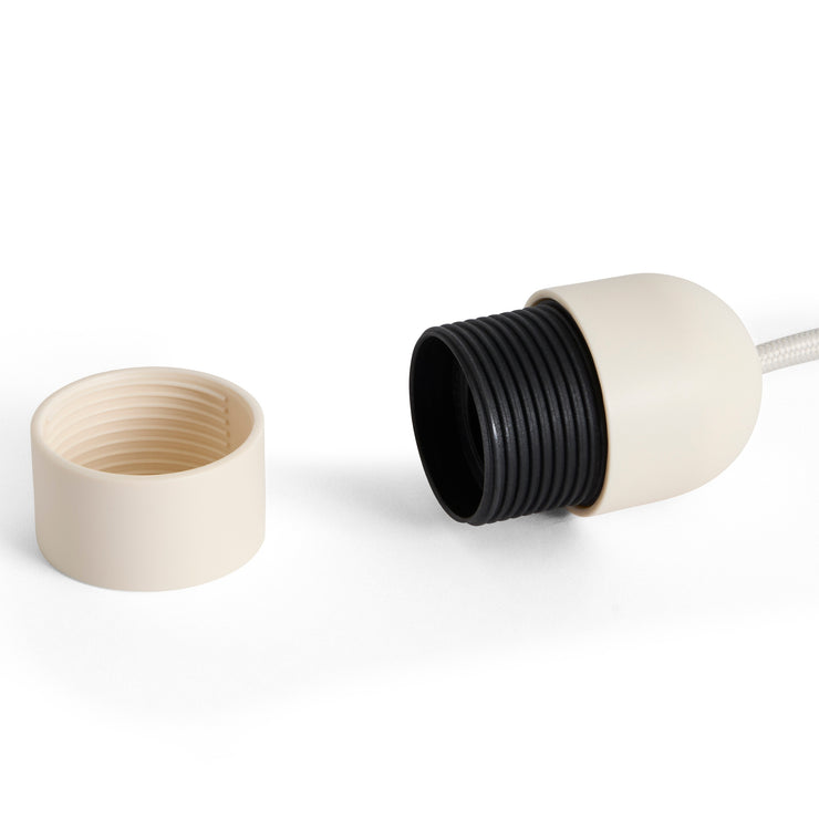 Hvitt kabelsett med takkopp og sokkel til standard E27 lyspære fra Hay (farge Clay White)