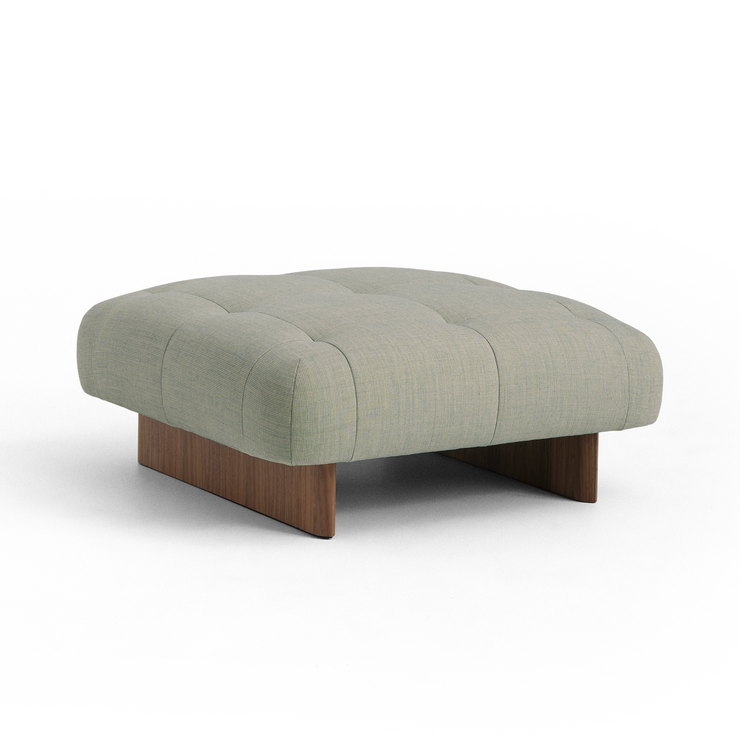 Puff Quilton Lift Ottoman fra Hay i tekstil Naveli 923 med ben i lakkert valnøtt.