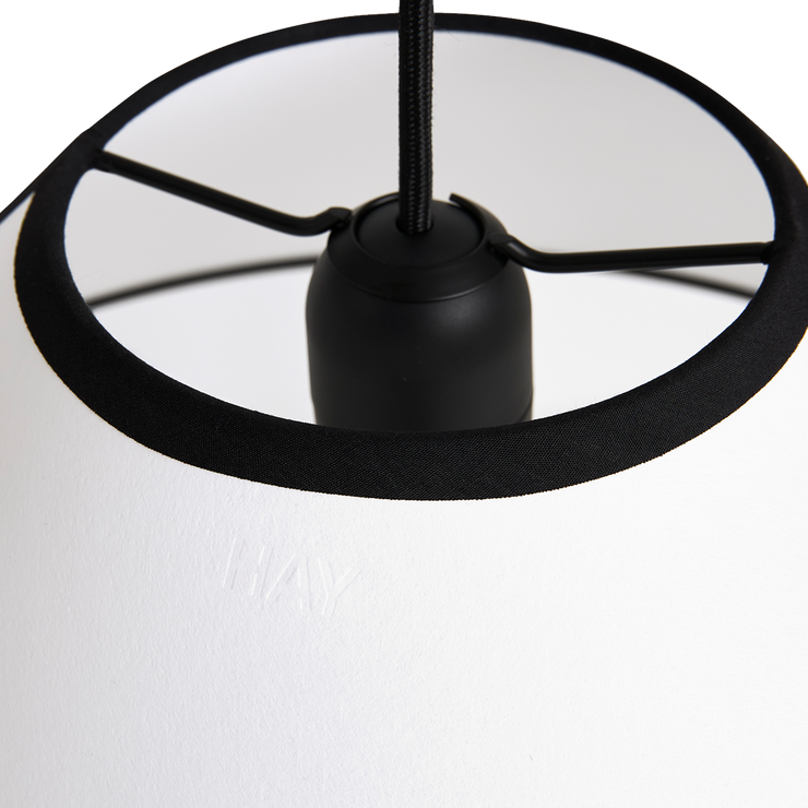 Taklampe Ava Cone Pendant fra HAY.