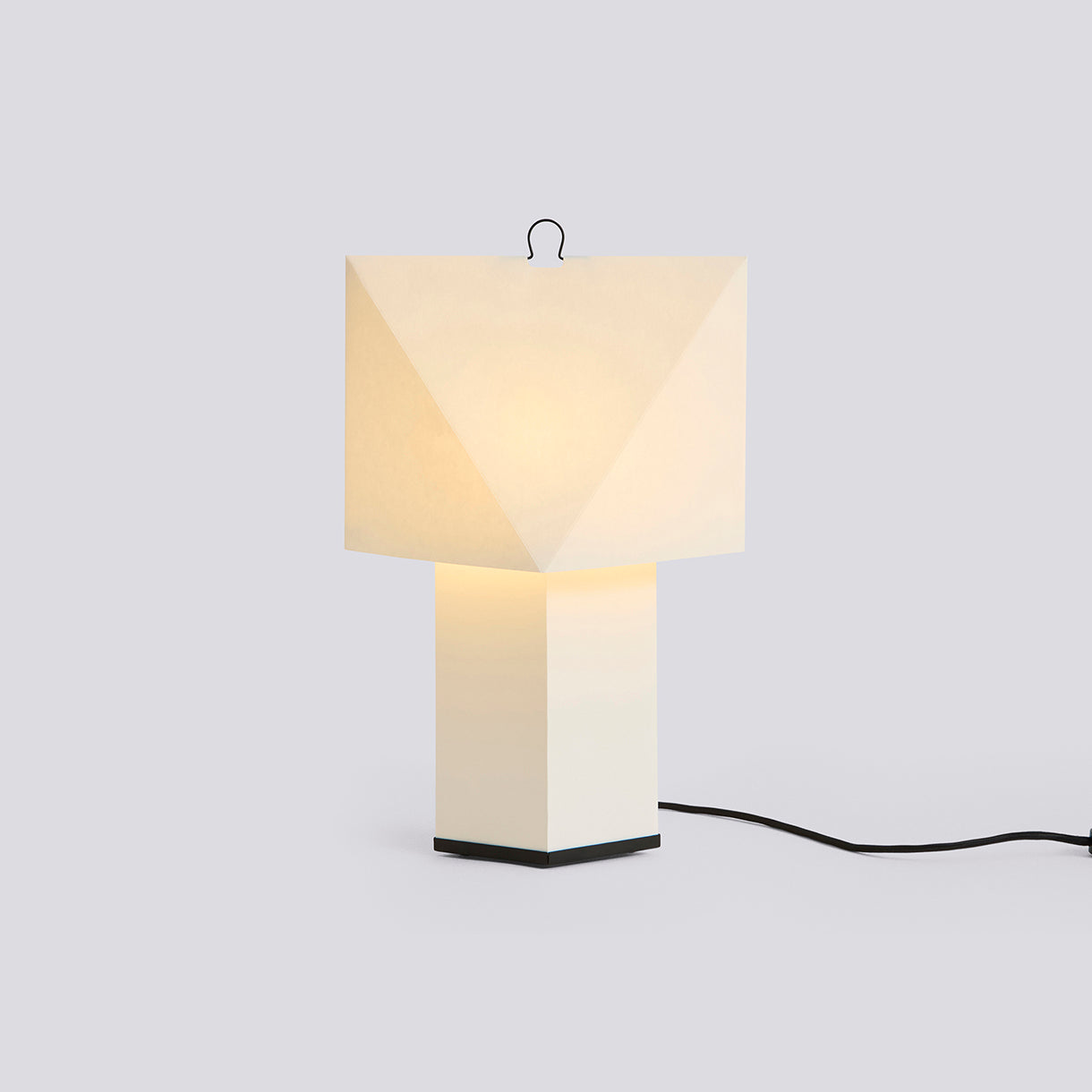 Aplat Table Lamp 400 i hvitt silkepapir – produktbilde mot lys bakgrunn