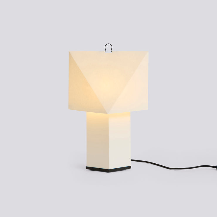 Aplat Table Lamp 400 i hvitt silkepapir – produktbilde mot lys bakgrunn