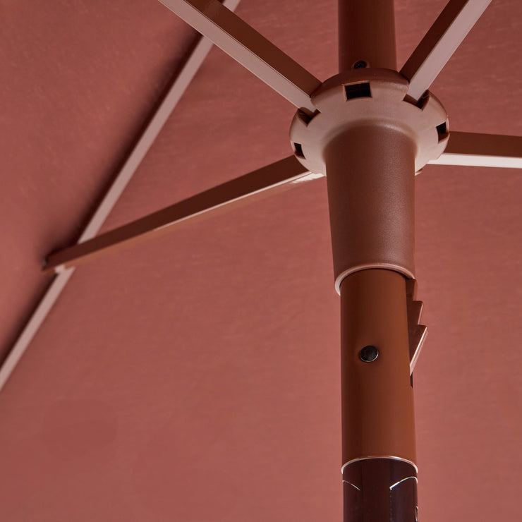 Parasollene Terrazza Parasol fra Hay kan høydejusteres og vinkles –  og er enkle å manøvrere. 